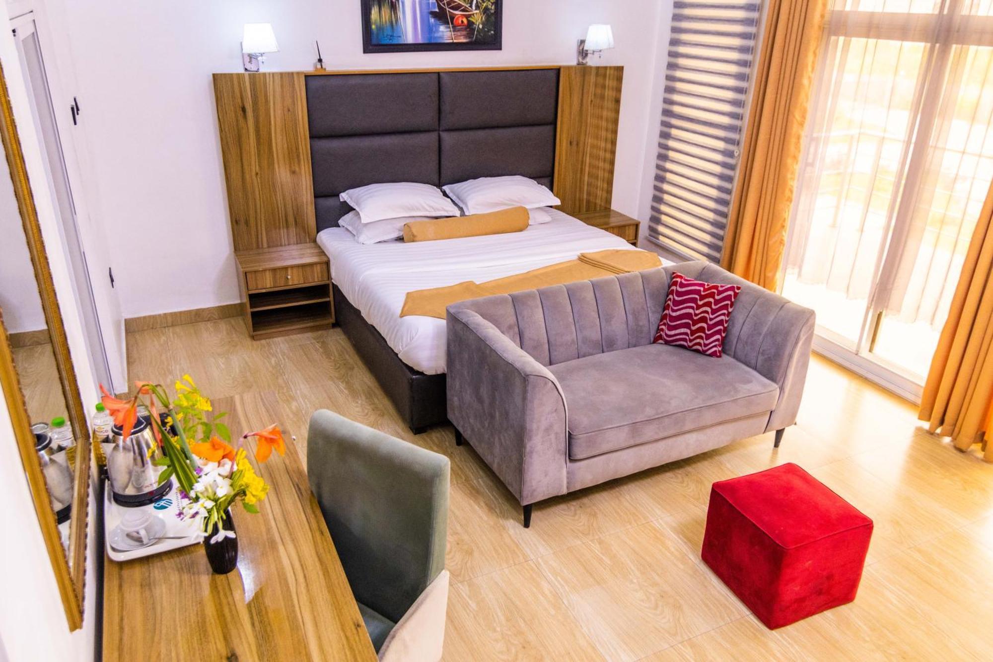 Nelson Mandela Gardens Hotell Okpanam Exteriör bild